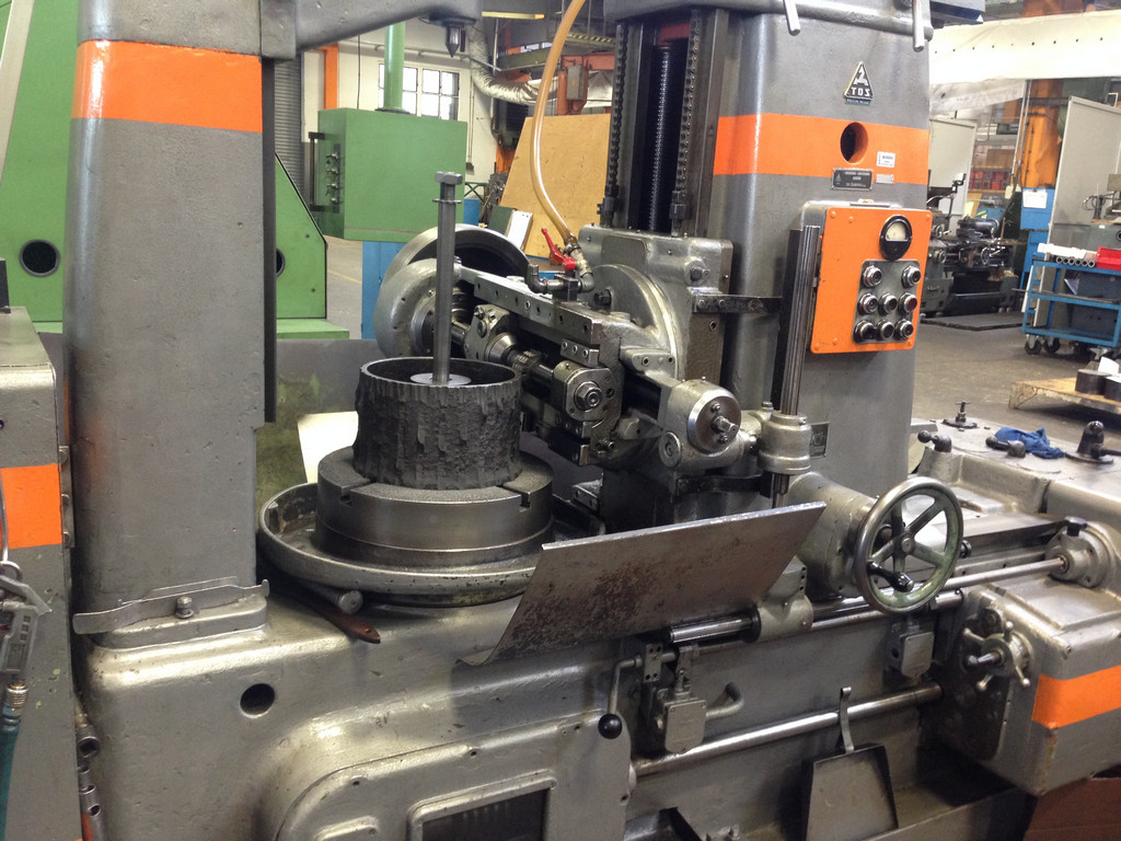 Gear hobbing TOS FO 6